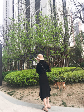 打瞌睡的扇子主播照片