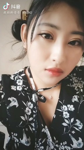 顶着丸子头耍狠😂