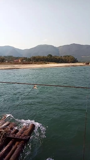 群山环绕 江水悠悠 易居之地
