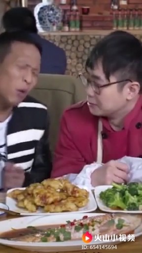 😂😂大哥吃饭跟鱼干起来了