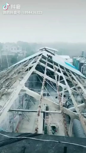 换瓦，上面人都站不稳！