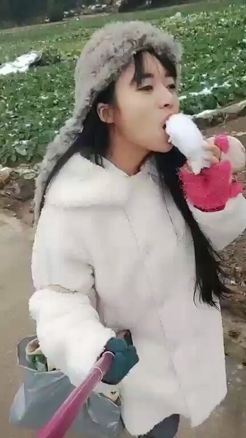 又吃雪😂