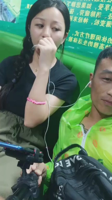 美女唱歌