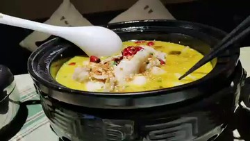 饭店服务员正在上饭