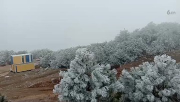 悬崖山顶上平台雪景