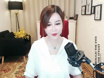 主播播放歌曲让我轻轻的告诉你