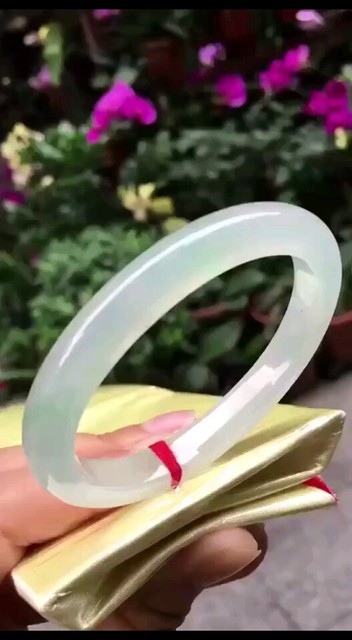 老坑冰种果冻翡翠贵妃镯