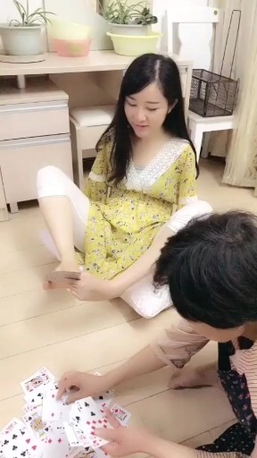 无臂女人打扑克