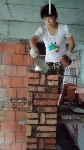 女汉子砌砖