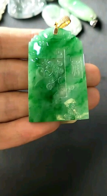 高糯化冰近满绿龙凤呈祥翡翠挂件