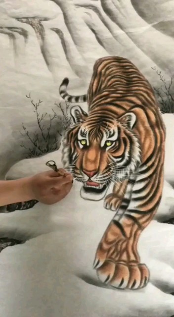 猛虎踏雪下山