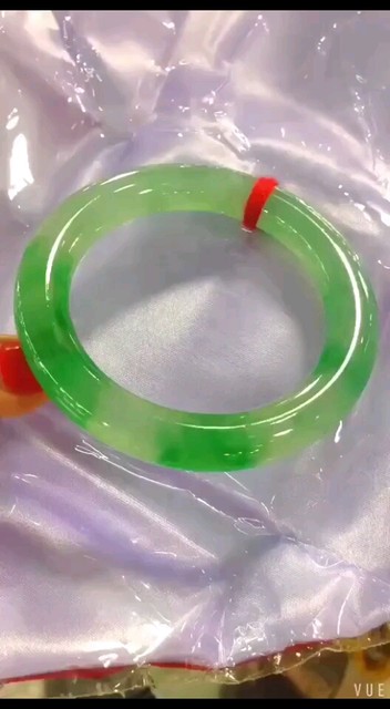 高冰晴水飘花阳绿翡翠圆条手镯