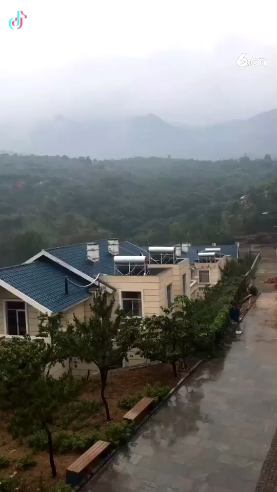 嗒 嗒嗒 下雨啦……