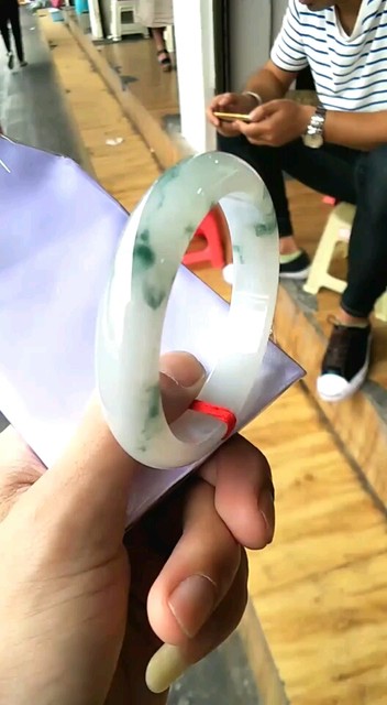 老坑糯冰飘花翡翠手镯