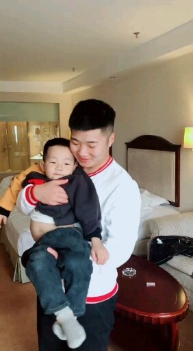 今天我的婚礼主持人哥两像不像