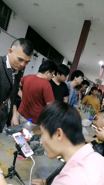 小孩子都出来卖力了