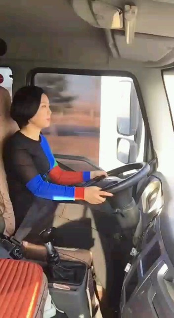 被卡妹偷拍了😡
