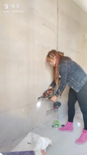 美女电工自动穿线