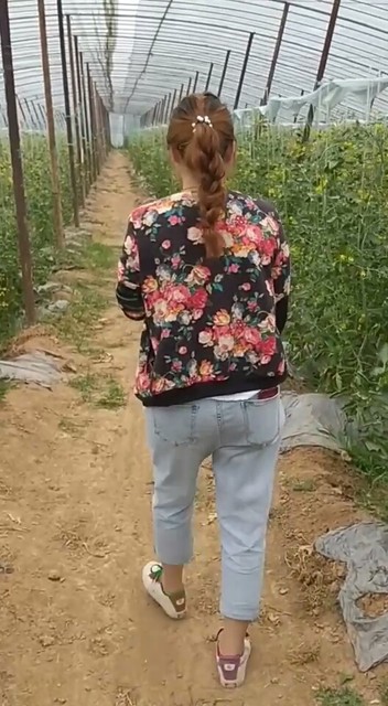 美女美女你的东西掉啦😂