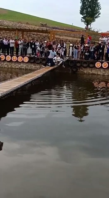 美女帅哥一起落水啦😂