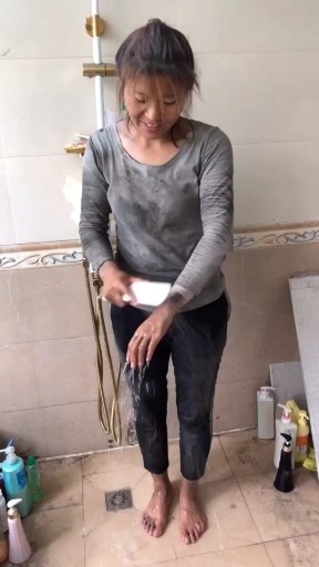 水泥妹子洗澡完全蜕变
