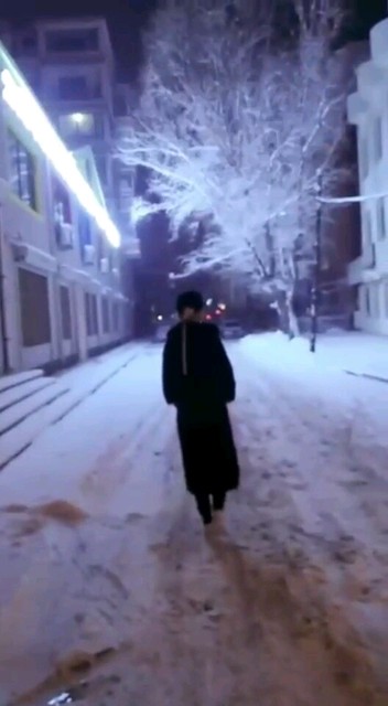 一个人走