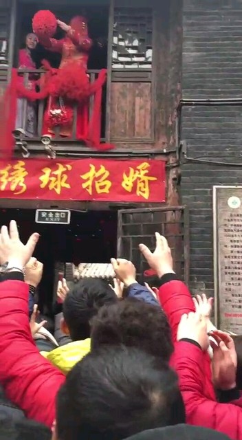 抛绣球啦，单身的哥哥快准备好