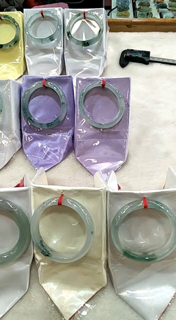 姐告口岸中高档翡翠手镯一角
