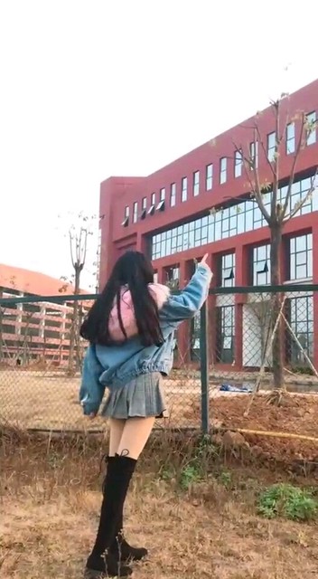 对面的男孩看过来😁