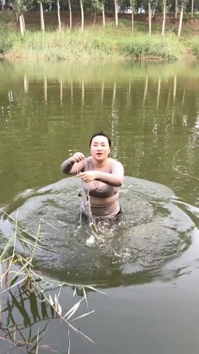 水里收网抓到鱼