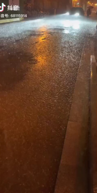 我不喜欢下雨天但是喜欢踏雨感觉