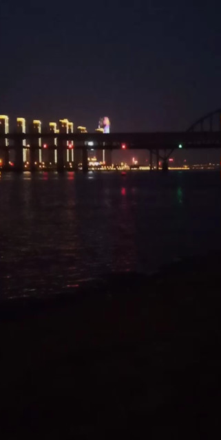 昨晚出来浪一浪又到自己喜欢江边