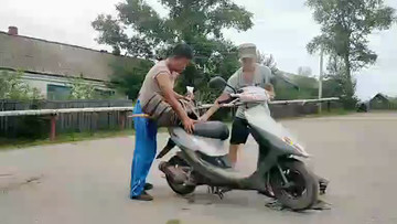 俄罗斯修摩托车
