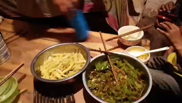 藏民穷人吃饭