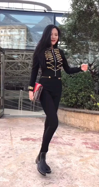 我想变成一片落叶，静静落在你身