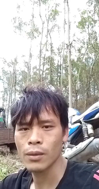 原创歌手在山里收水稻