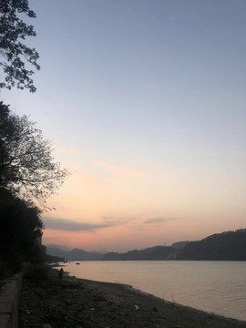 依芝の自闭中主播照片