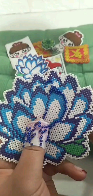 宝妈在家做手工，不耽误看孩子