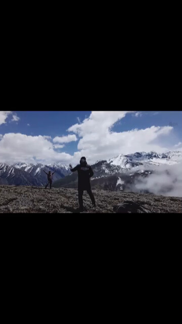 呆江与藏族小哥在康定雪山