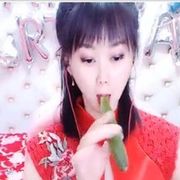 丫丫回眸一笑全场尖叫海报