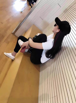 三三暂退主播照片