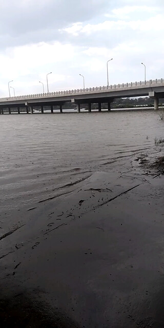 卢沟新桥底下避雨北京大雨倾盆了