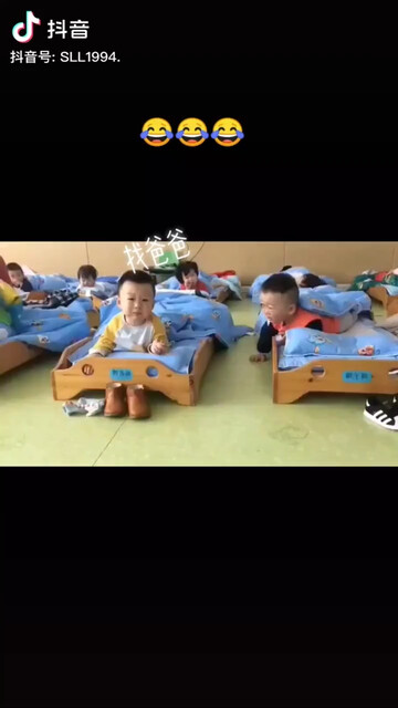 这两个小孩就好可爱呀