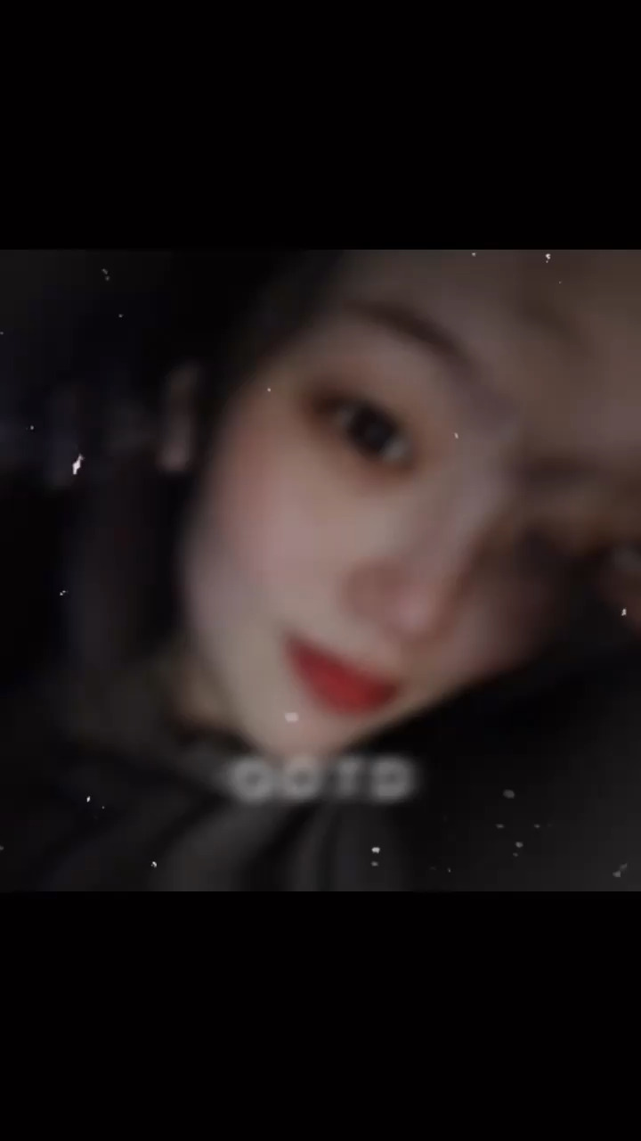 25岁的她看着车窗外