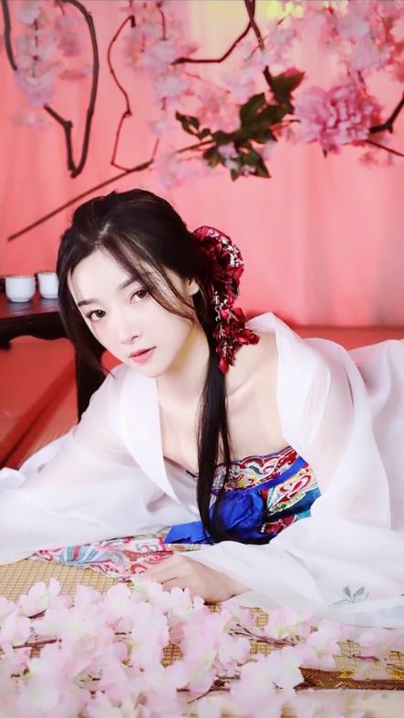 陆七萬主播照片