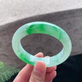 瑞丽妍菡珠宝店主播照片