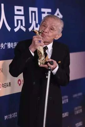 收割机检修维护中主播照片