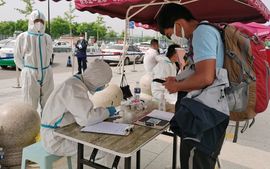 端午收割机检修维护中主播照片
