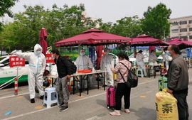 端午收割机检修维护中主播照片