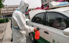 端午收割机检修维护中主播照片